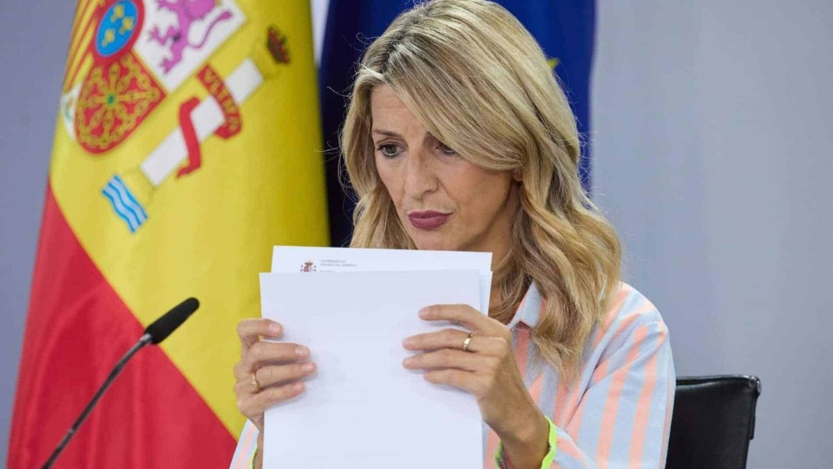 La ministra de Trabajo, Yolanda Díaz, con unos papeles. Yolanda Díaz