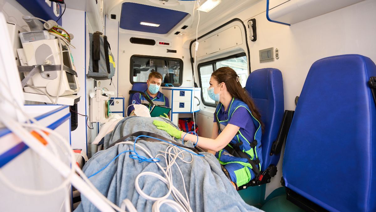 Una médico hablando con un paciente dentro de la ambulancia. Médico en ambulancia