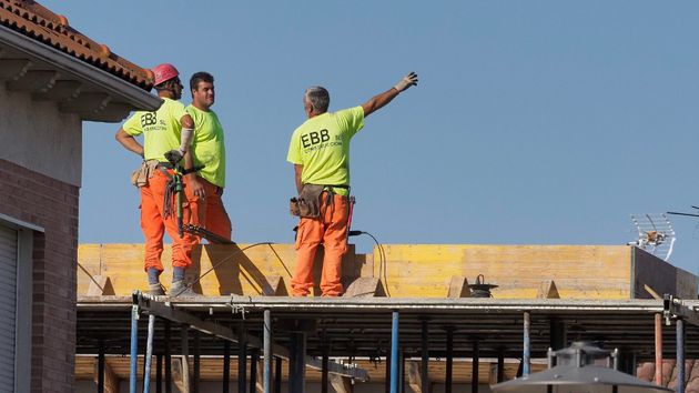 Varios obreros trabajando en una construcción