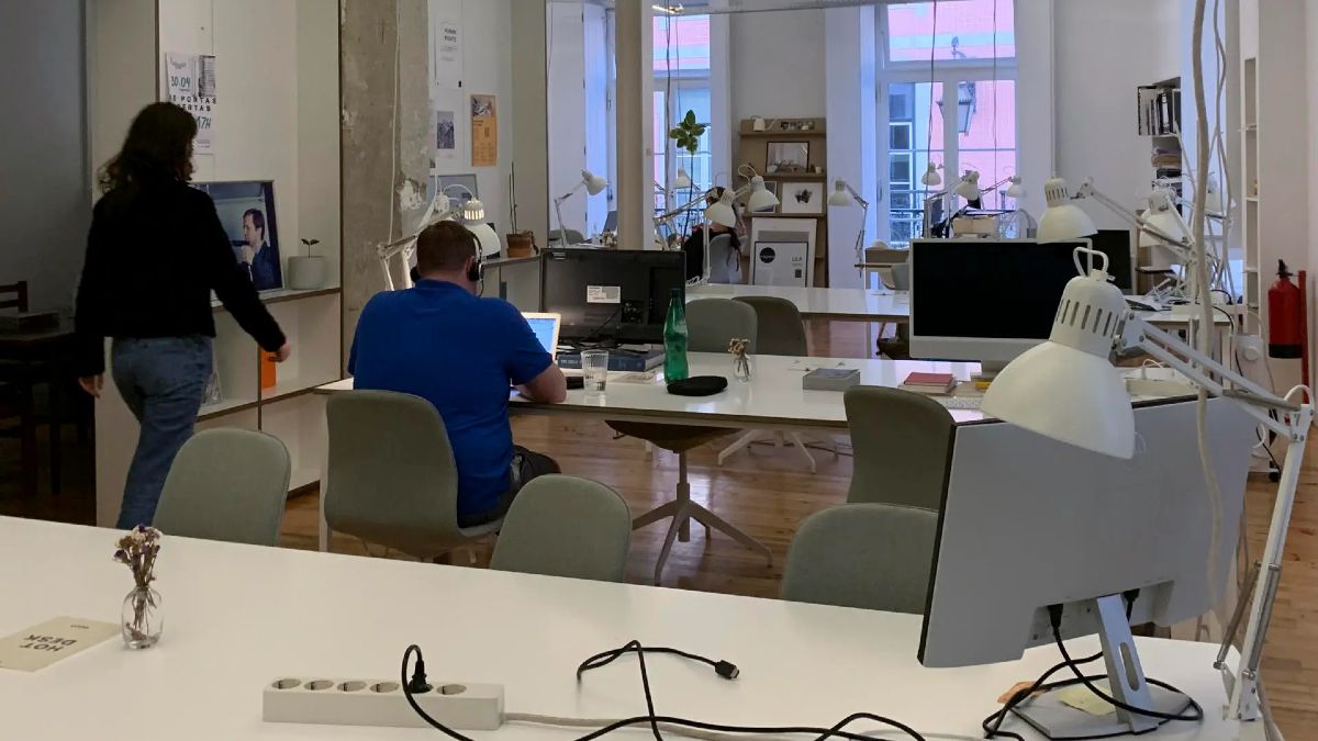 Dos trabajadores en una oficina Dos trabajadores en una oficina