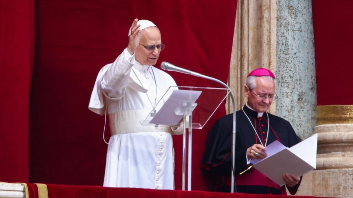 El Papa León XIV junto a un cardenal en el balcón de la Plaza de San Pedro en el Vaticano. Robert Francis Prevost, Papa León XIV