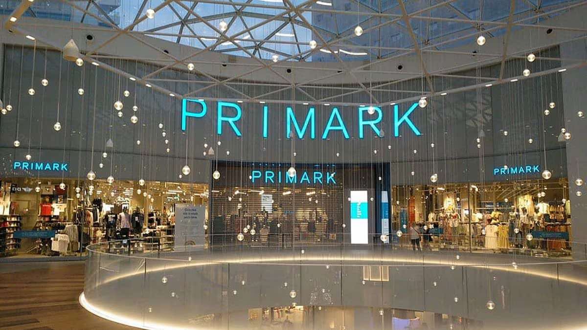 Interior de una tienda de Primark Interior de una tienda de Primark