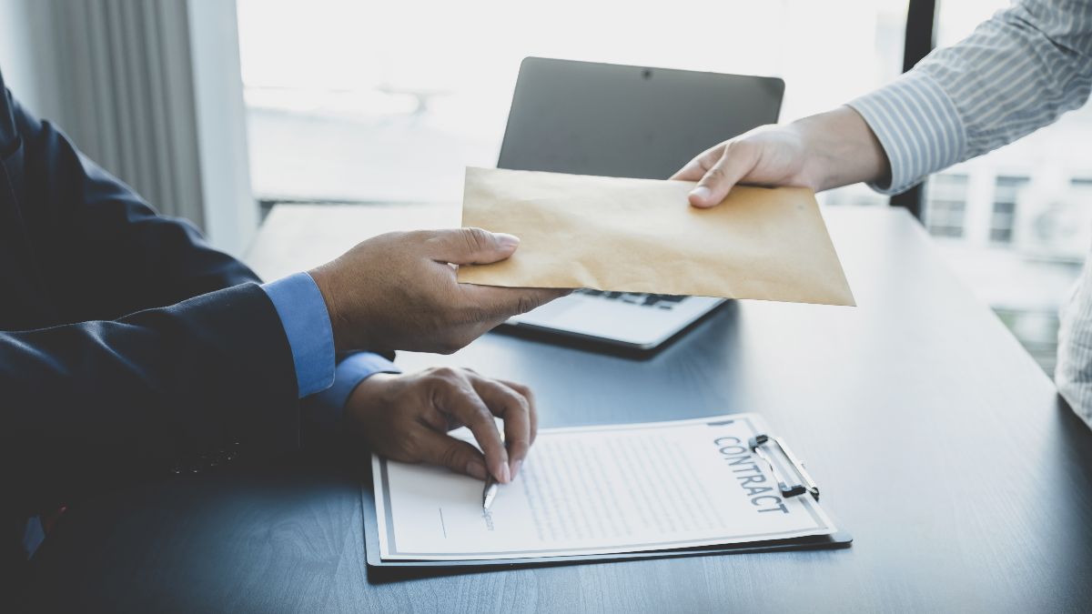 Dos personas firmando un contrato Dos personas firmando un contrato