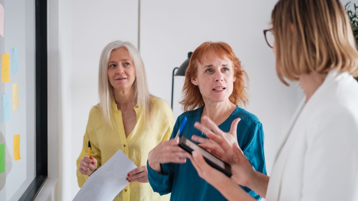 Tres mujeres discutiendo Tres mujeres discutiendo