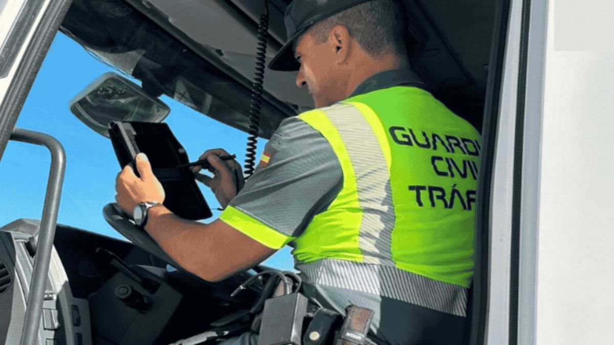 Un Guardia Civil realizando un control en un vehículo de transporte Un Guardia Civil realizando un control en un vehículo de transporte