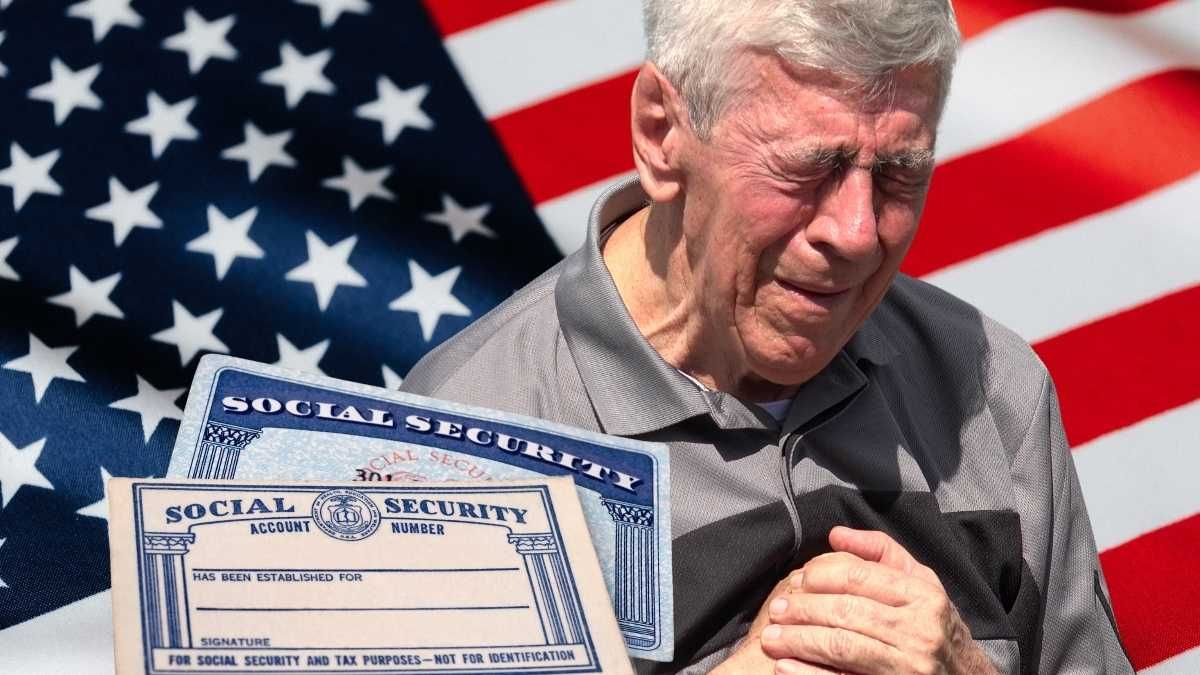 Un jubilado llorando con las tarjetas de la Seguridad Social de Estados Unidos Un jubilado llorando con las tarjetas de la Seguridad Social de Estados Unidos