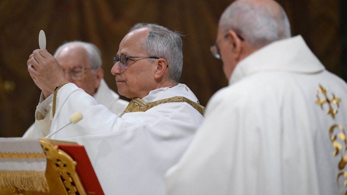 El Papa León XIV durante la misa en las Grutas Vaticanas en la que se pudo ver su reloj. León XIV