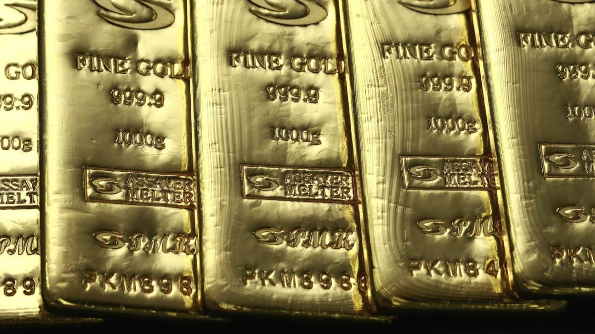 Unos cuantos de lingotes de oro Lingotes de oro apilados