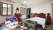 Una habitación con muebles antiguos