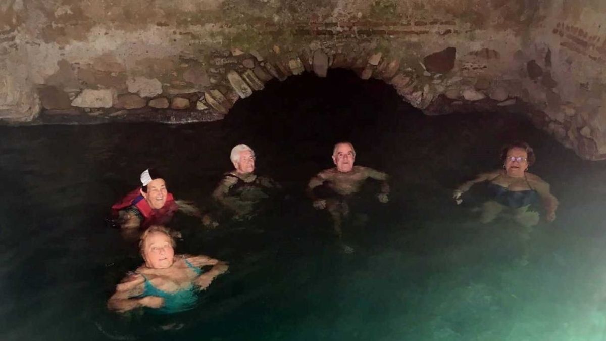 Mayores bañándose en una poza de aguas termales medicinales. Aguas termales