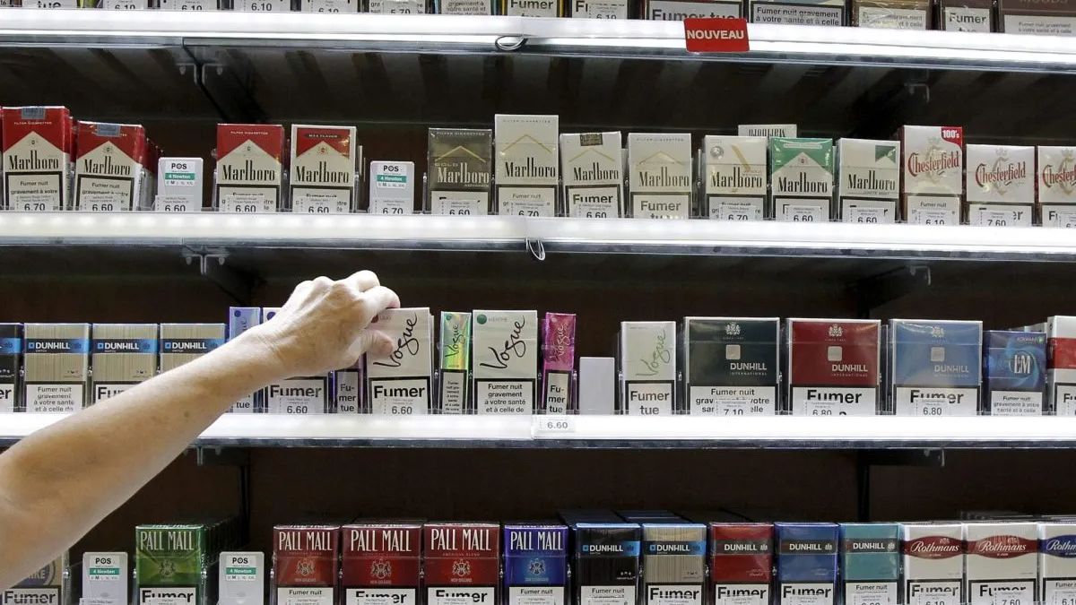 Mostrador de un estanco con cajetillas de tabaco Mostrador de un estanco con cajetillas de tabaco