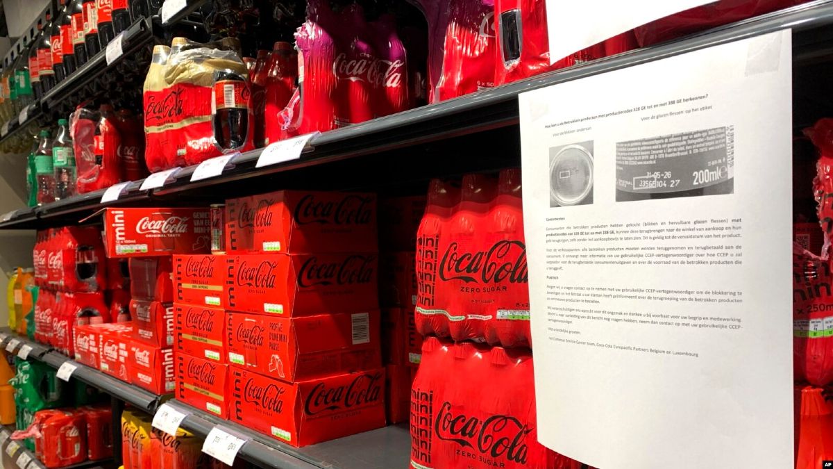 Estantería de Coca-Cola con una advertencia Estantería de Coca-Cola con una advertencia