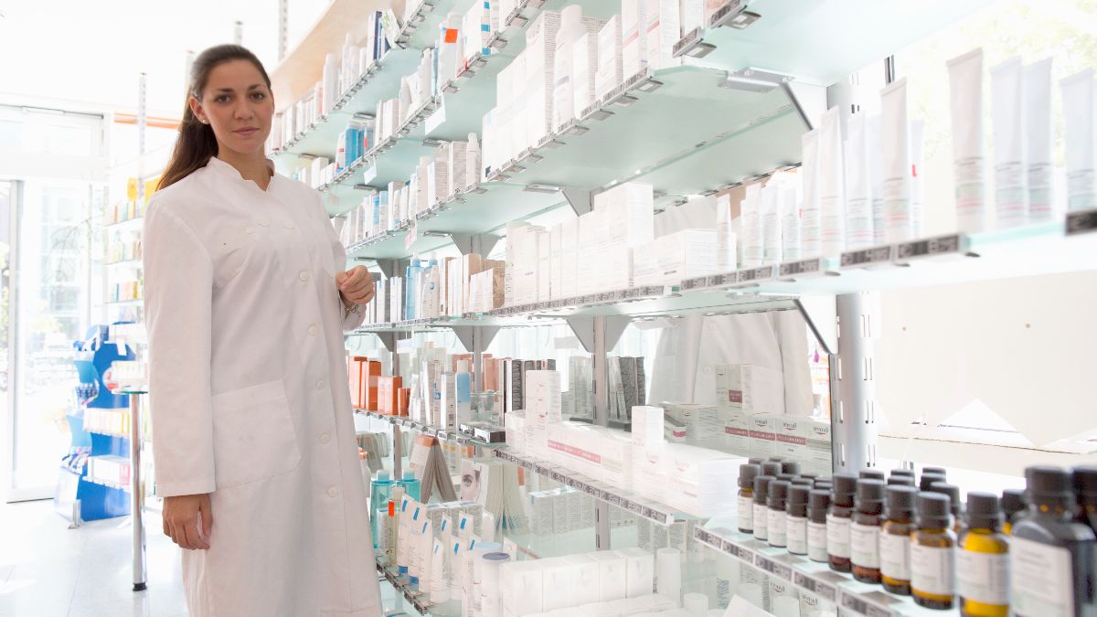 Farmacéutica con la estantería de cremas