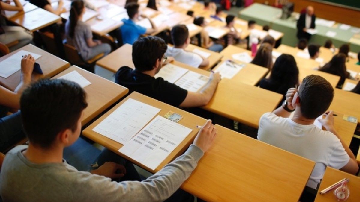Un grupo de alumnos justo antes de comenzar el examen de Selectividad. Estudiantes Selectividad.