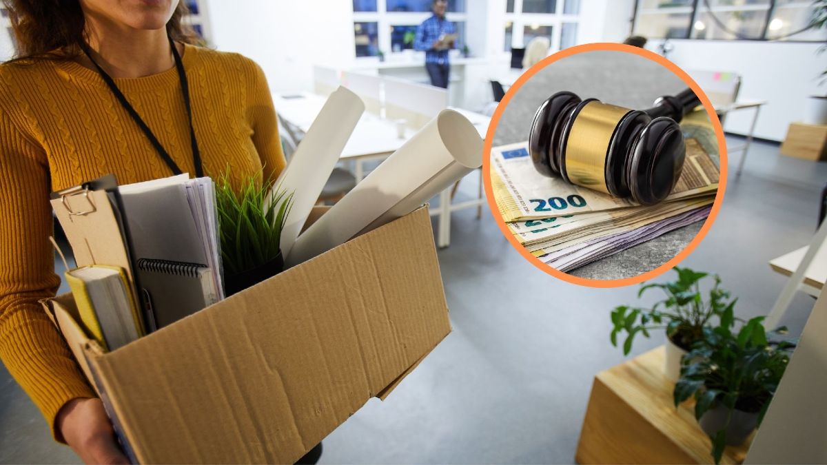 Una mujer recogiendo sus cosas de la empresa Una mujer recogiendo sus cosas de la empresa