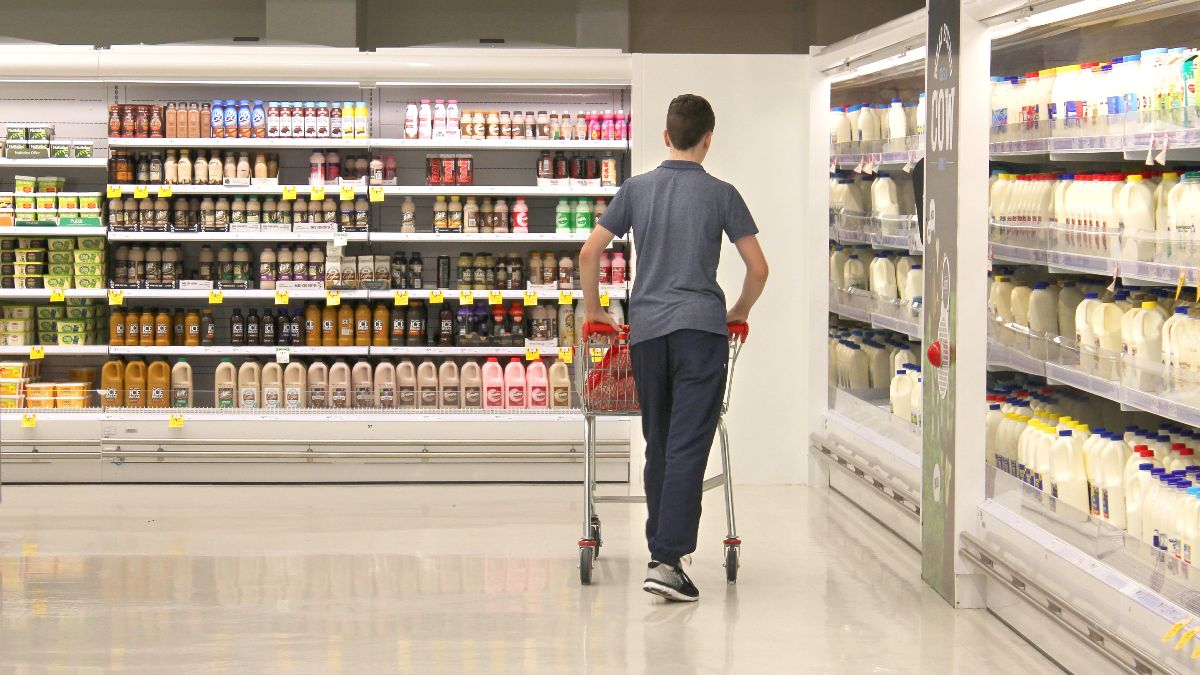 Una persona haciendo la compra en el supermercado Persona haciendo la compra en el supermercado