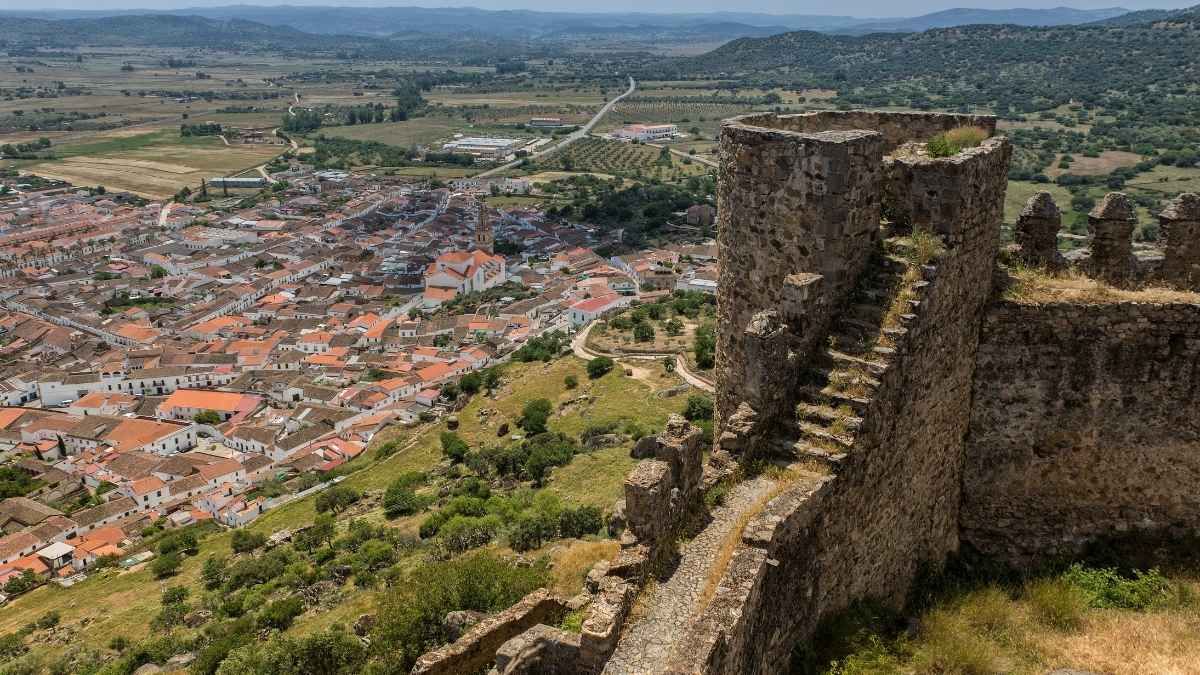 Castillo en lo más alto del pueblo Castillo templario de Burguillos del Cerro