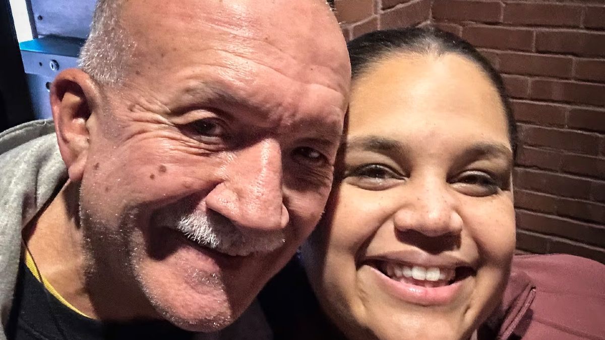 El profesor jubilado junto a su antigua exalumna