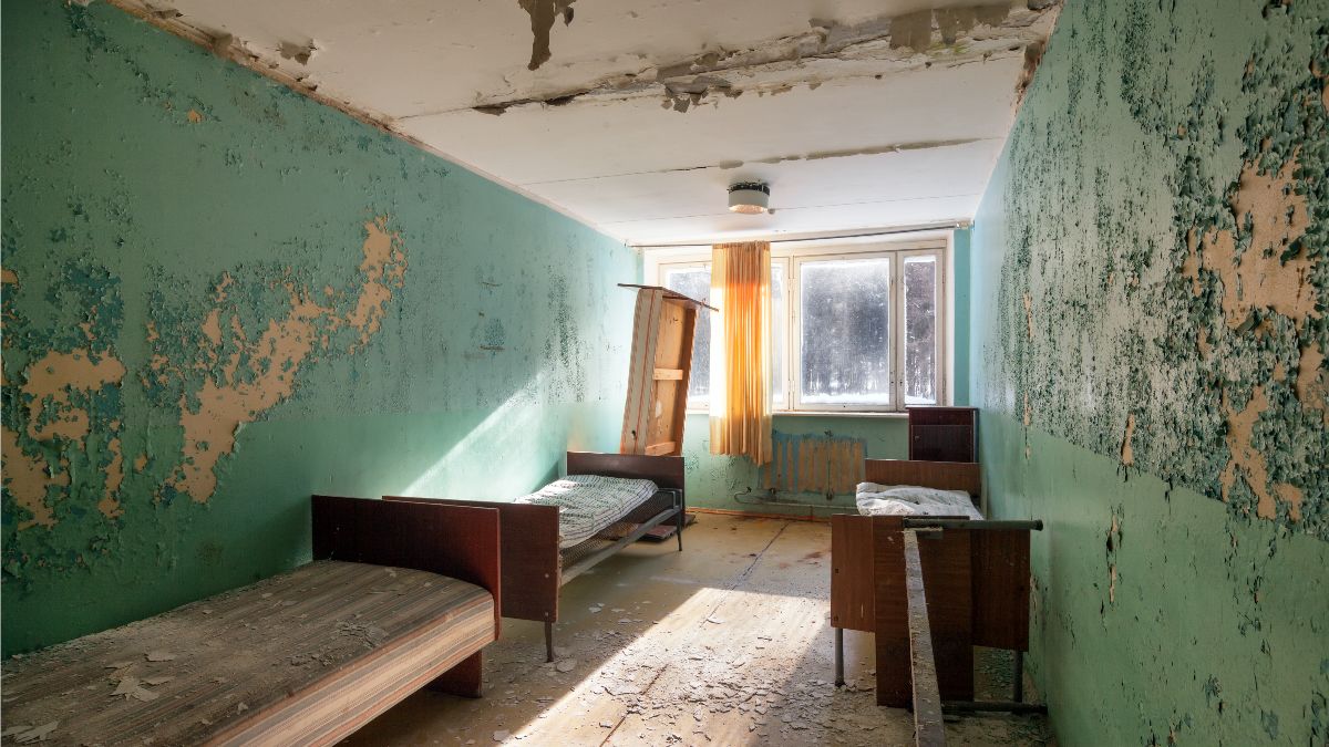 La habitación de una vivienda en mal estado La habitación de una vivienda en mal estado