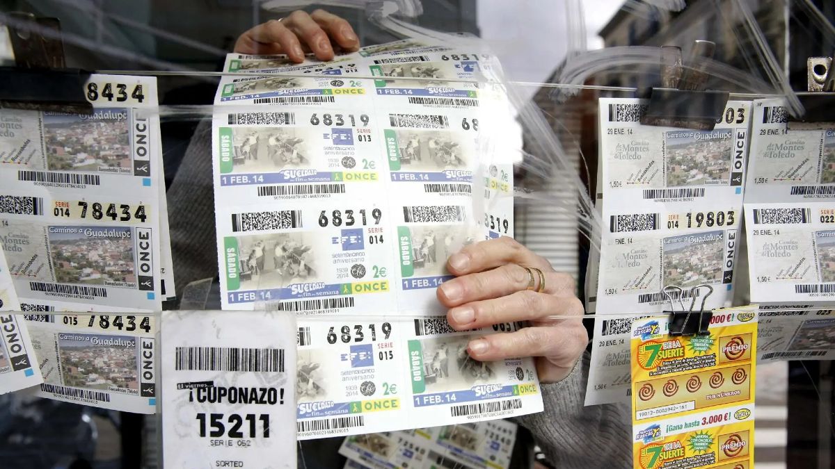 Una vendedora de la ONCE cogiendo cupones Una vendedora de la ONCE cogiendo cupones