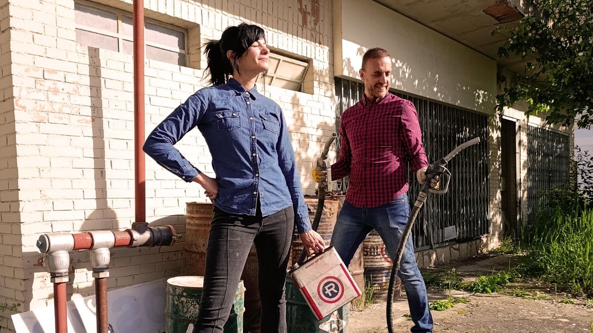 Beatriz Anta y Ángel Ortiz con los surtidores de gasolina en la estación de servicio. Emprendedores en la gasolinera vieja