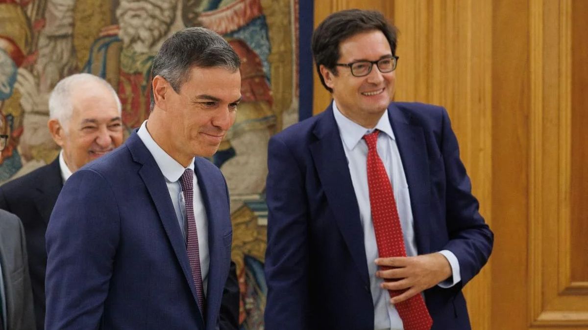 Pedro Sánchez junto al ministro Óscar López Pedro Sánchez junto al ministro Óscar López