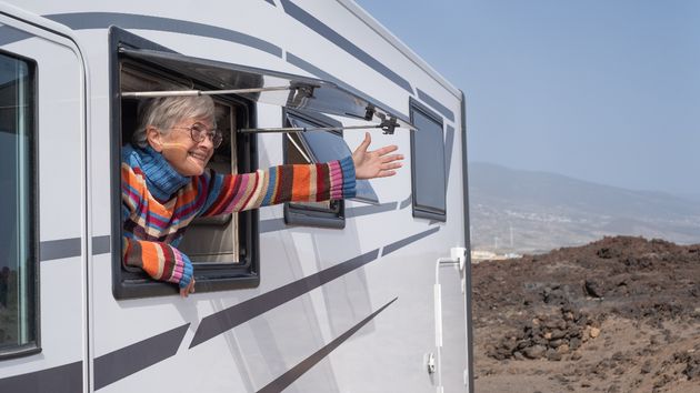 Un anciano que viajaba en caravana se olvida a su mujer: la encontraron andando en bata y zapatillas por la carretera