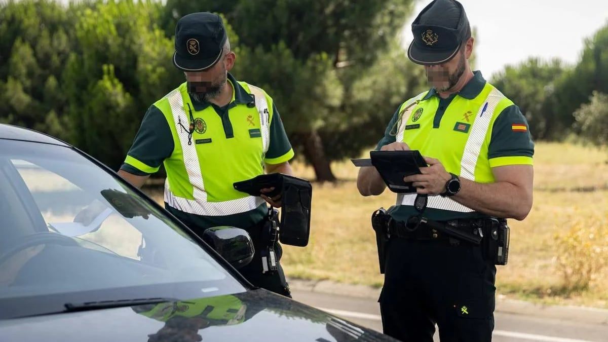 Dos agentes de la Guardia Civil en un control Dos agentes de la Guardia Civil en un control