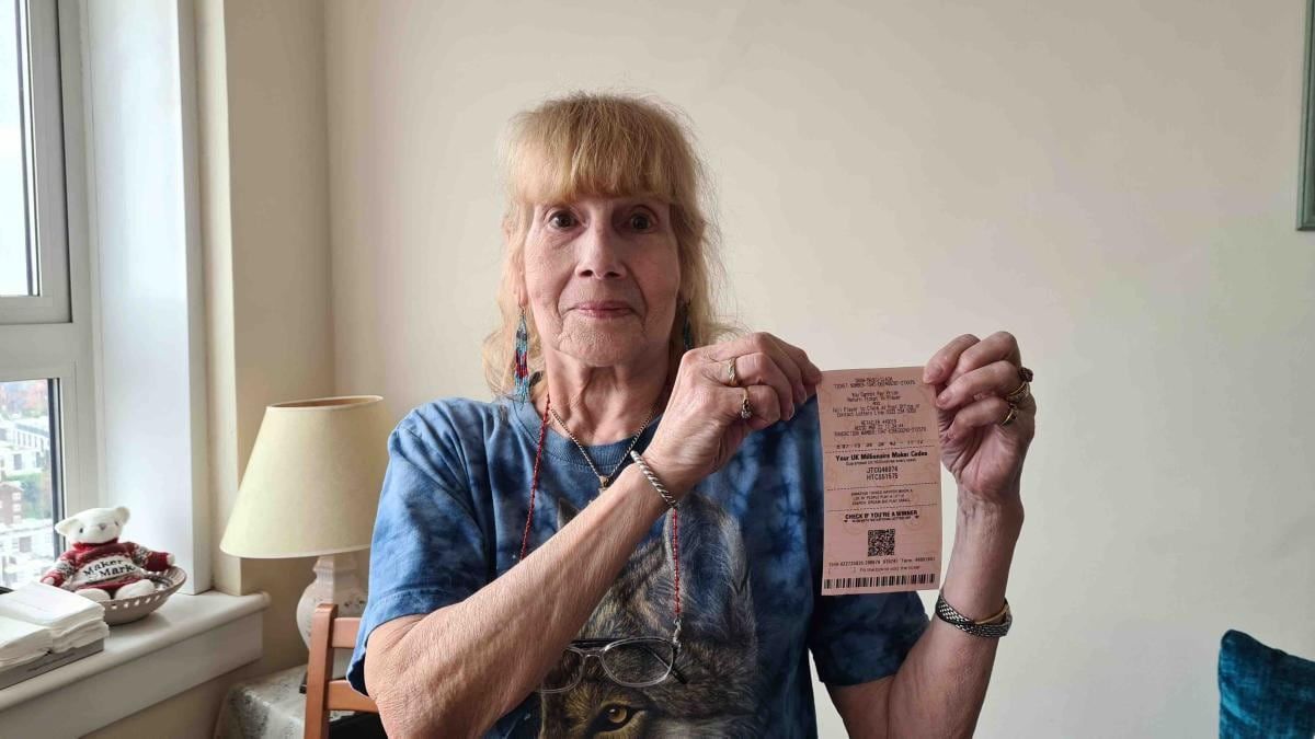 Jubilada con un billete de la lotería Jubilada con un billete de la lotería