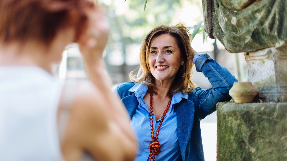 Una mujer sonriente, posando para una foto Una mujer sonriente, posando para una foto