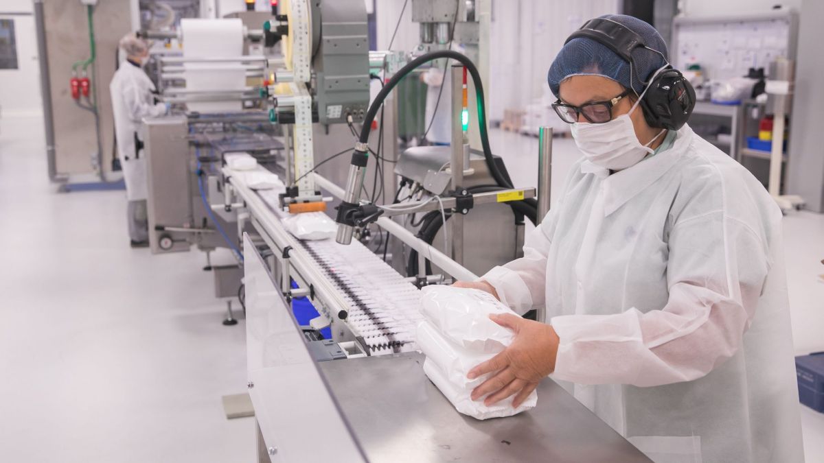 Urgen 50 operarios de producción para trabajar en la empresa Ontex en Segovia Operarios trabajando en Ontex