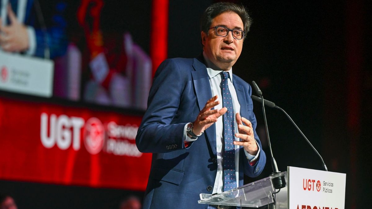 Óscar López habla desde un atril en el congreso de UGT. Óscar López