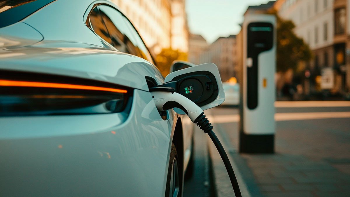 Coche enchufable en un punto de recarga. Coche eléctrico