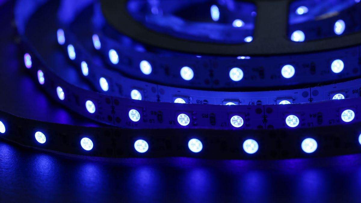 Precio de la luz jueves, 22 de mayo de 2025: cuándo es más barata y más cara en el día tira led