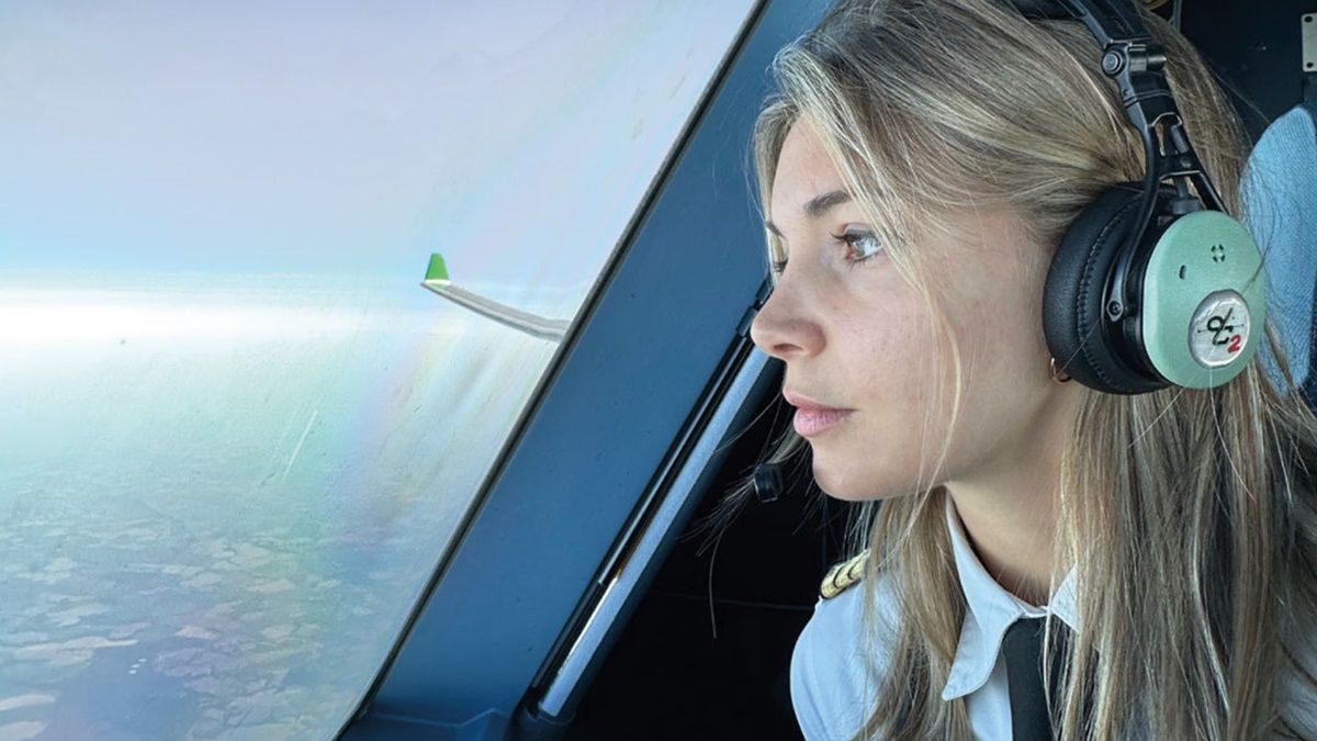 Savina Paul, piloto. Piloto con auriculares