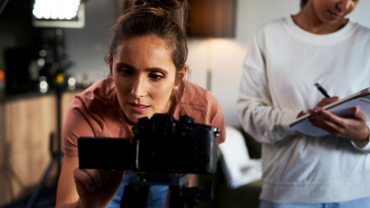 Soy guionista de telenovelas y gano 4.000 euros al mes: "es más de lo que cobraba antes en dos meses" Mujer con cámara de televisión