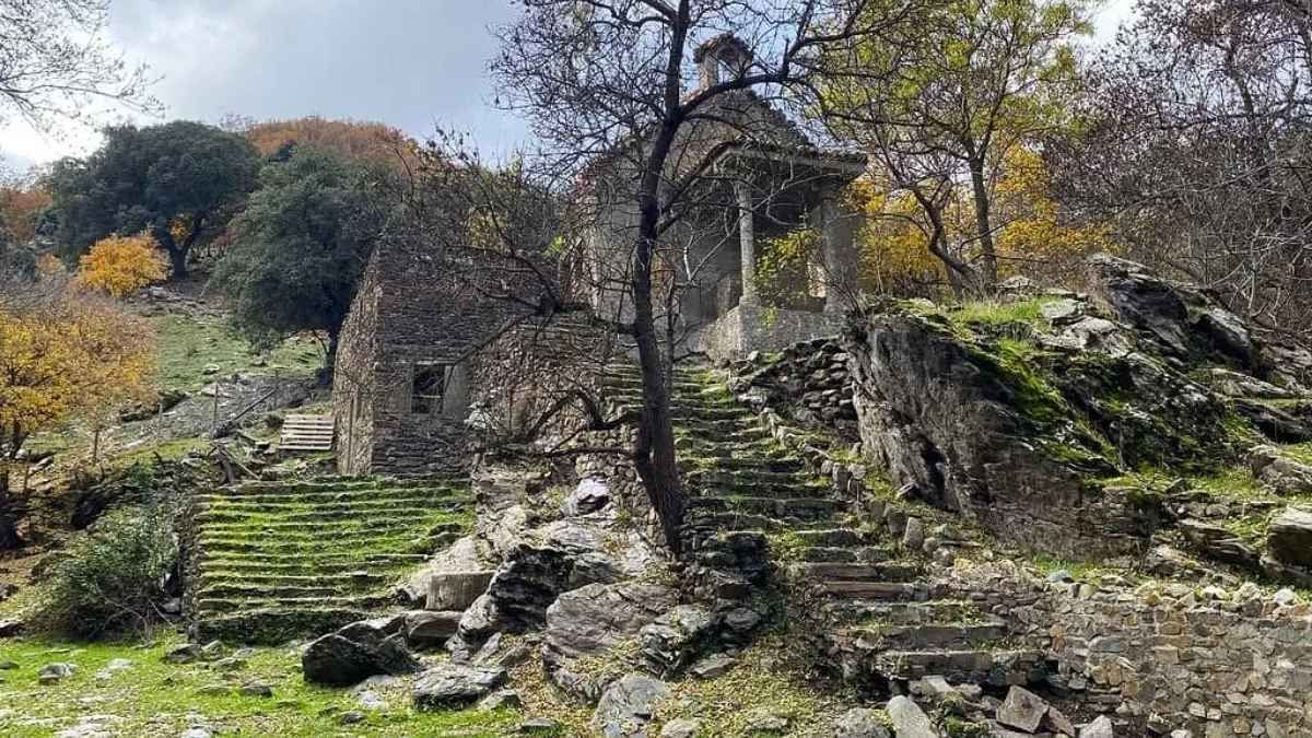 Ermita inacabada de Lugros