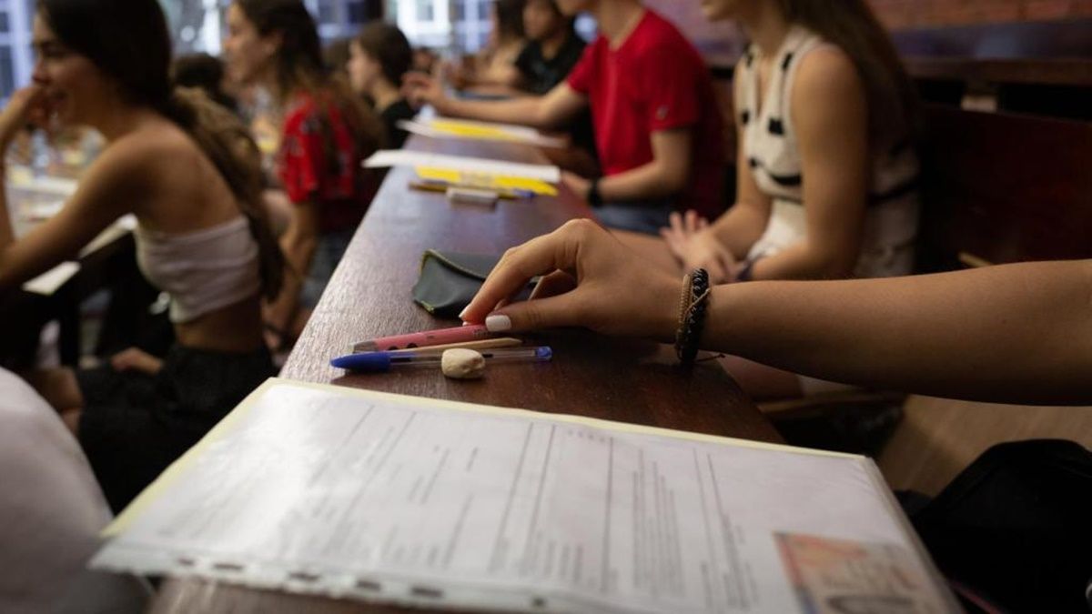 Estudiantes en clase, haciendo una prueba Estudiantes en clase, haciendo una prueba