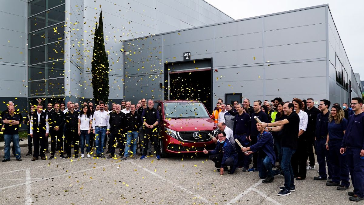 Los trabajadores de Mercedes-Benz celebrando el Euromillones. Trabajadores celebrando