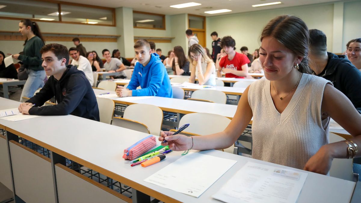 Estudiantes preparados para realizar las pruebas para el Acceso a la Universidad (EBAU) estudiantes para hacer el examen de acceso a la universidad