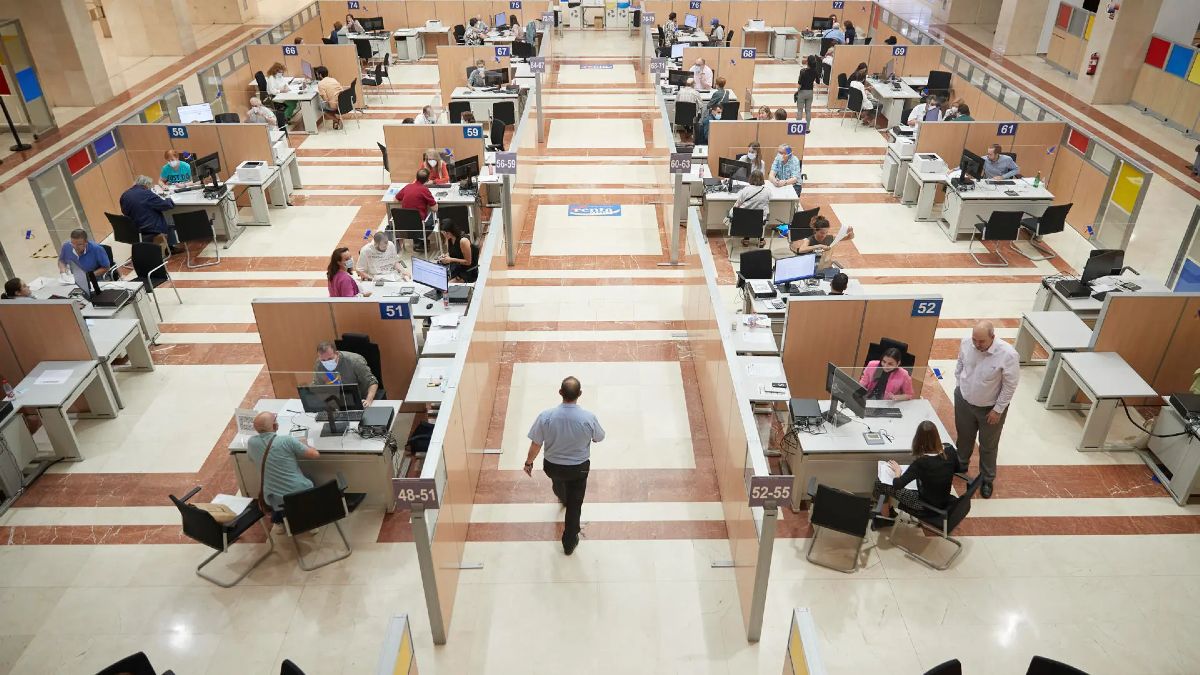 Funcionarios de Hacienda trabajando Funcionarios de Hacienda trabajando