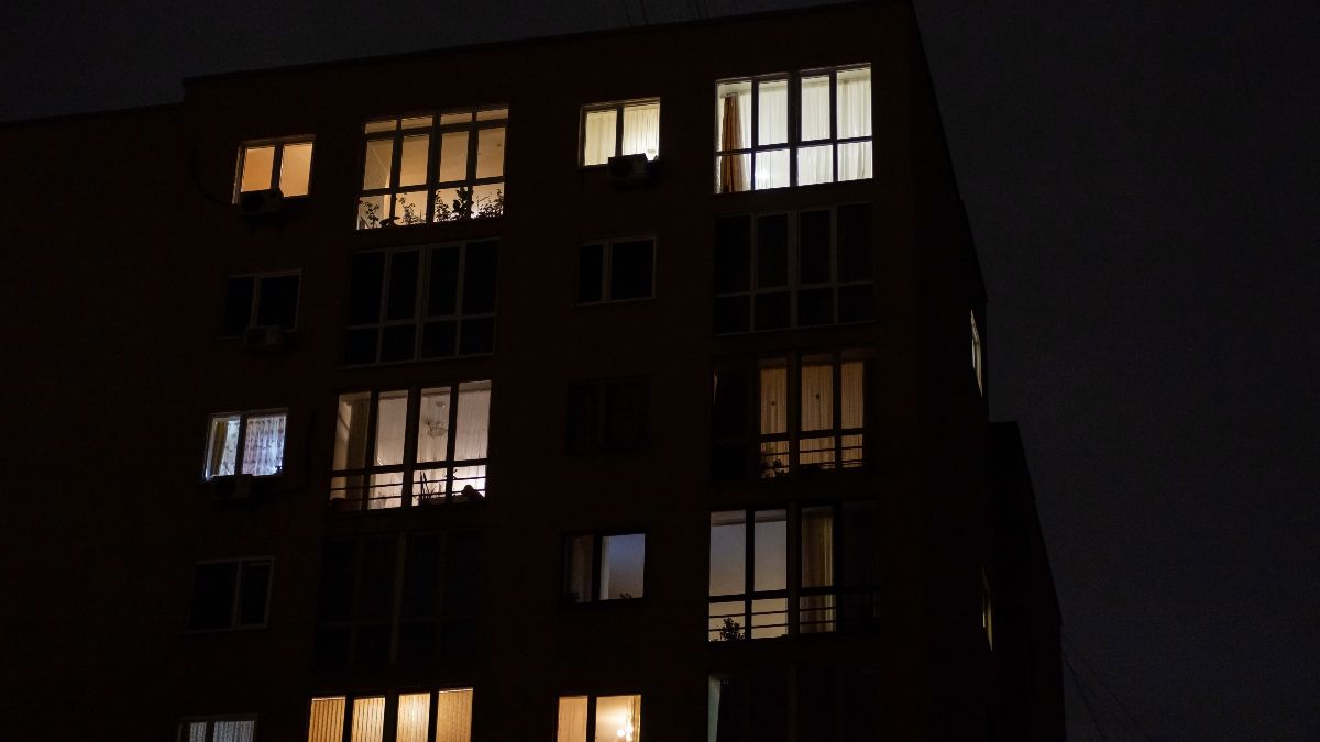 Precio de la luz viernes, 23 de mayo de 2025 Bloque de pisos en un apagón