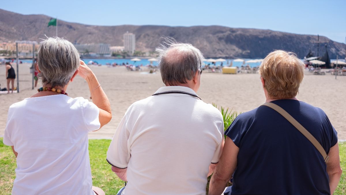 Turistas británicos disfrutando del sol en el paseo marítimo Turistas británicos disfrutando del sol en el paseo marítimo
