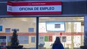 Una persona pasa frente a una oficina de empleo