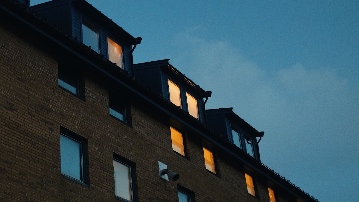 Precio de la luz sábado 24 de mayo de 2025 casas iluminadas en la oscuridad