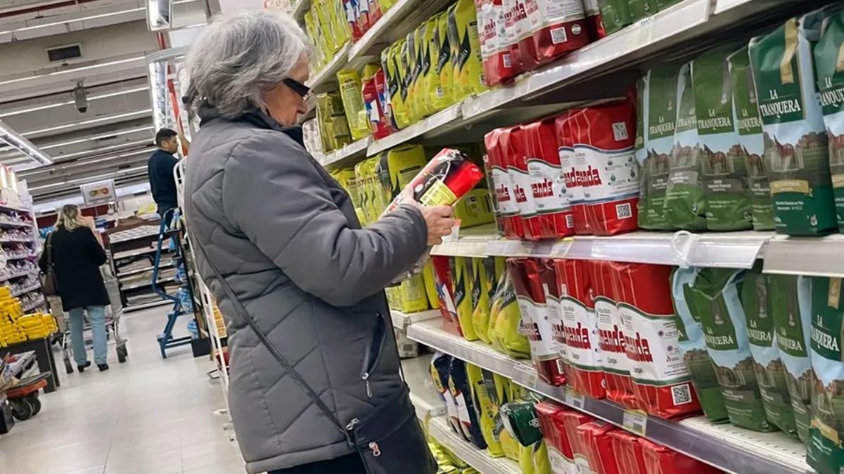 Mujer comprando en un supermercado Mujer comprando en un supermercado