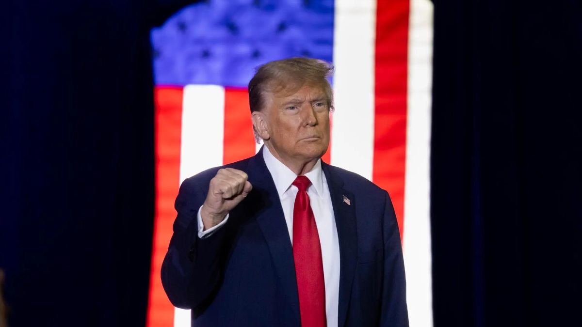 Donald Trump, presidente de Estados Unidos Donald Trump levantando el puño