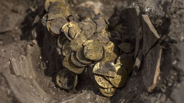 Dos senderistas encuentran un cofre con 600 monedas de oro enterrado en el bosque que data de la Primera Guerra Mundial