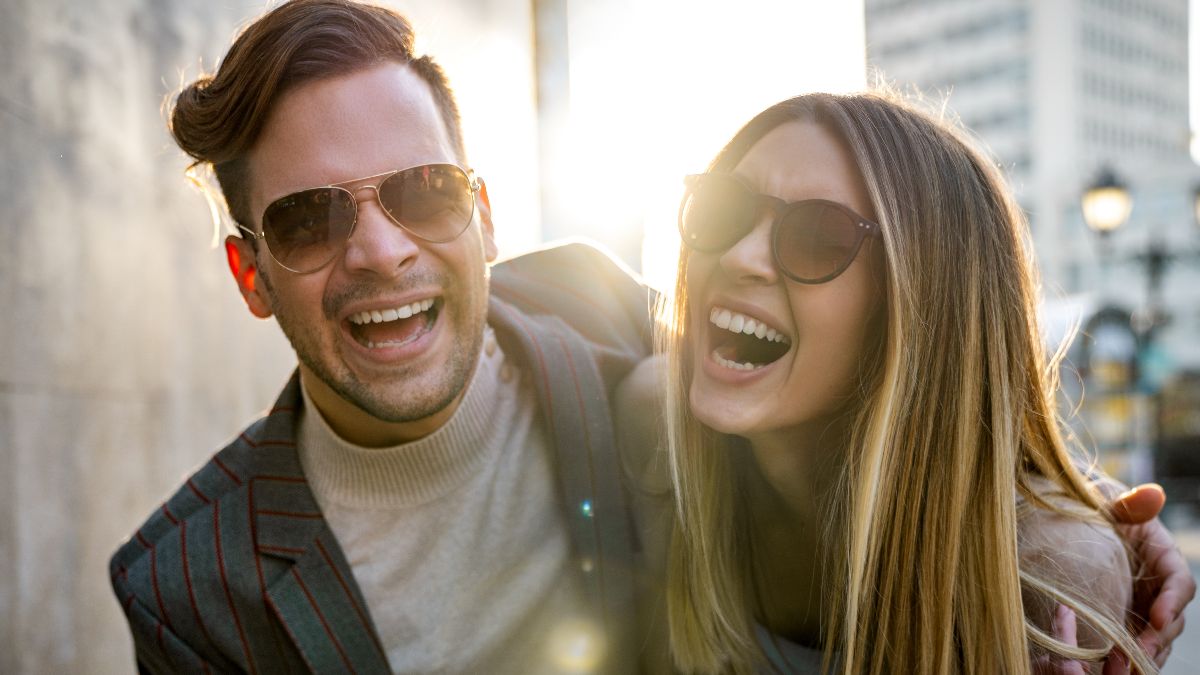 Una pareja riéndose en el sueo de la casa. Pareja riendose