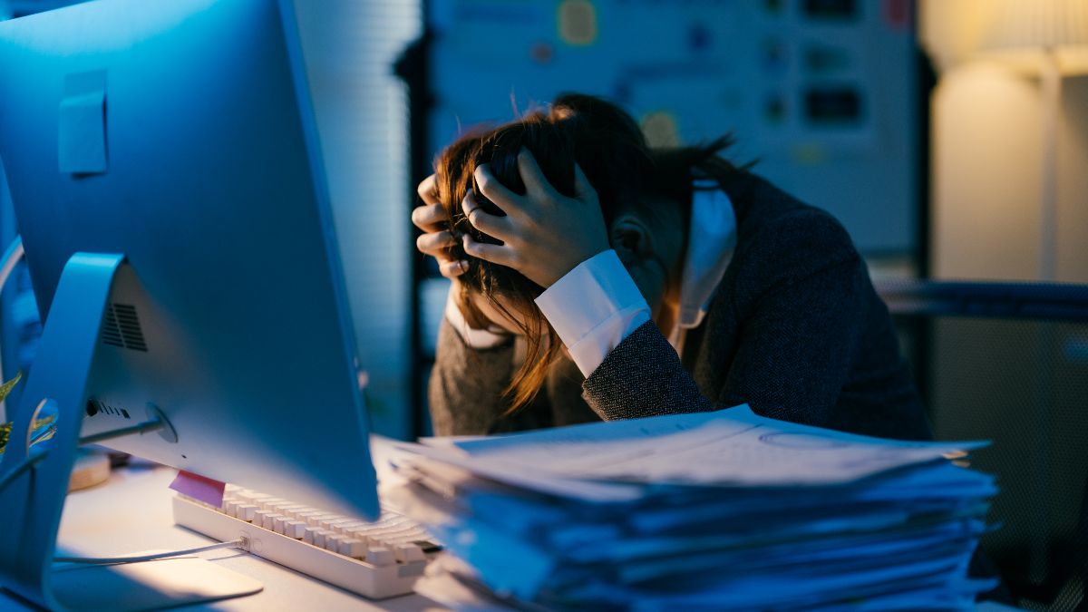 Una empleada agobiada en el trabajo Una empleada agobiada en el trabajo